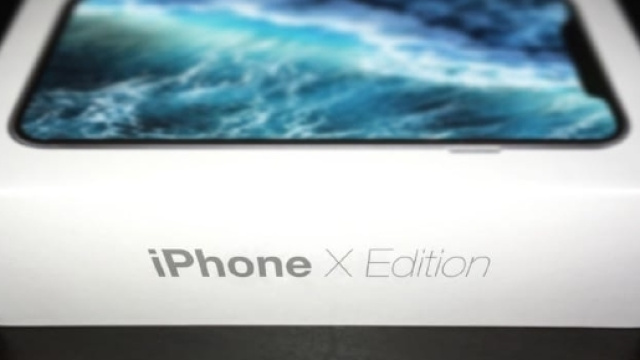 Unboxing Apple iPhone X, video esperto di telefonia