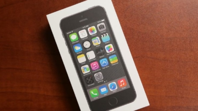 Unboxing iPhone X: su Youtube imbarazzante video messicano