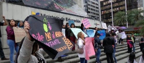 Protesta en los exteriores del Ministerio de Educaci&oacute;n en Quito, Ecuador para exigir justicia ante tantos casos de abuso sexual.