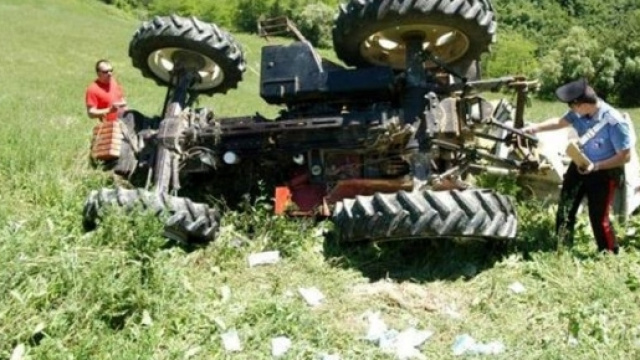 Calabria, 53enne travolto dal suo trattore: perde la vita (immagine di repertorio)