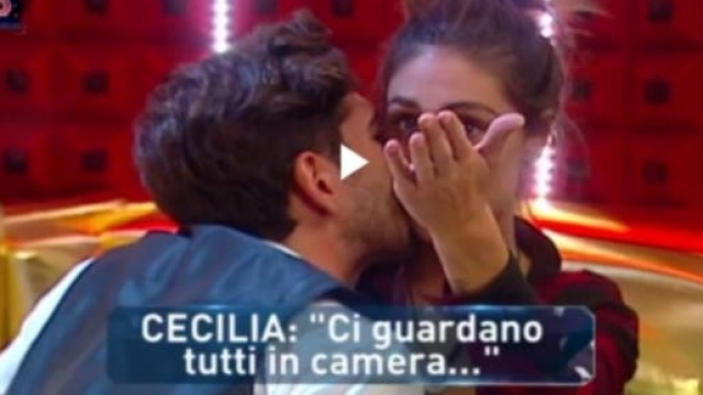 Cecilia e Moser nel confessionale in cerca di intimit&agrave;