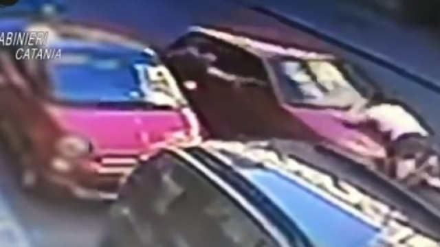 Fotogramma del video in cui la vittima tenta di bloccare i malviventi.