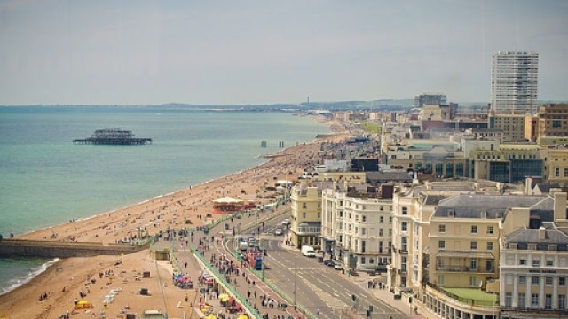 Lavoro per italiani nella zona di Brighton (Wikimedia Commons)