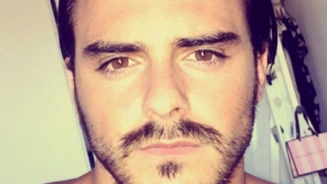 Le jeune homme risque bien de faire chavirer les coeurs ! (DR).