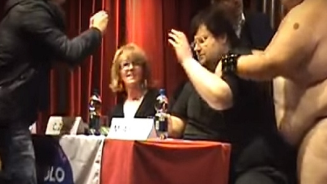 Mario Adinolfi alle prese con il "molestatore"