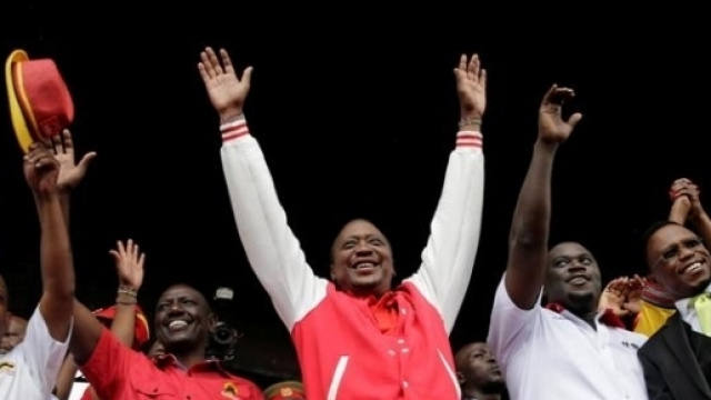 Uhuru Kenyatta esulta dopo l'esito delle elezioni.