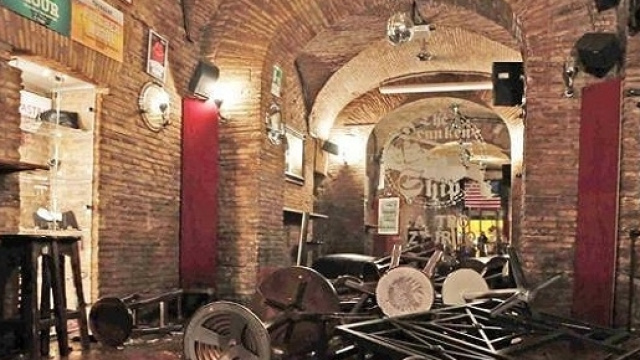 Un locale distrutto da una rissa tra ultras
