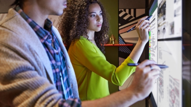 Un&rsquo;immagine commerciale di Microsoft della scrittura collaborativa con Surface Hub