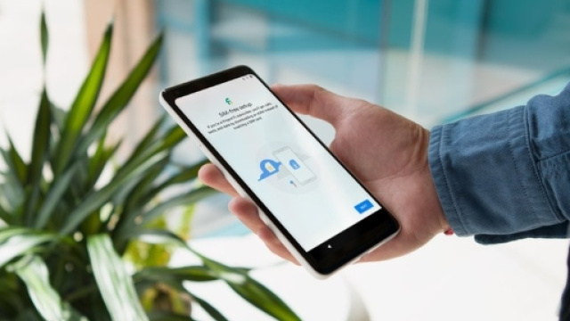 Un&rsquo;immagine commerciale di Pixel 2 con eSIM da Google