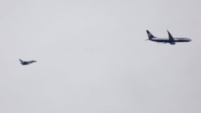 Il jet Typhoon scorta in volo l'aereo della compagnia irlandese.
