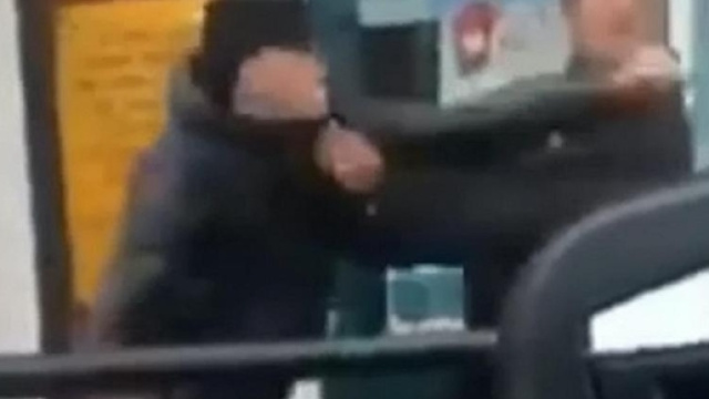 Il momento in cui un 16 enne inglese per 'gioco' ha sferrato un pugno a un passante scelto a caso provocandone la morte. Foto: Facebook.