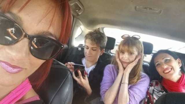 Mary Rider con il gruppo Spicylab al momento dell'arrivo a Barcellona