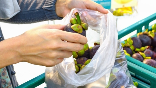 Dal primo gennaio si pagheranno i sacchetti per pesare gli alimenti