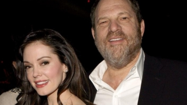 Harvey Weinstein e Rose McGowan durante un evento.