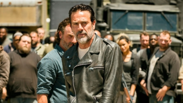 Negan (in primo piano) e Rick Grimes (alle sue spalle)