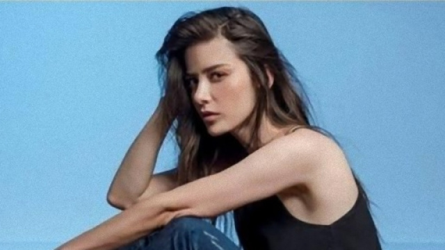 Ozge Gurel protagonista di un nuovo spot