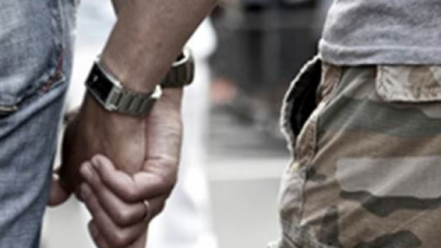 Ragazzo gay cacciato di casa per la sua omosessualit&agrave;