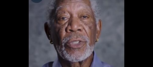 celebrities you never knew are atheist [Image via Alan Houser/YouTube screenscap]