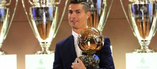 Cristiano Ronaldo subast&oacute; r&eacute;plica del bal&oacute;n de oro que gan&oacute; en 2013 - merca20.com