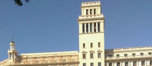 Una mujer solitaria se menifiesta en Plaza Catalu&ntilde;a: "Ni las porras de Rajoy. Ni las trampas de Puigdemont. Negociaci&oacute;n""