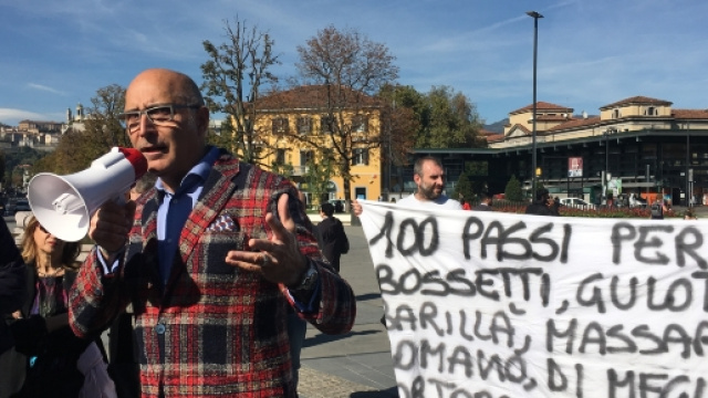 L'avvocato Claudio Salvagni difensore di Massimo Bossetti parla alla manifestazione foto di Marta Migliardi