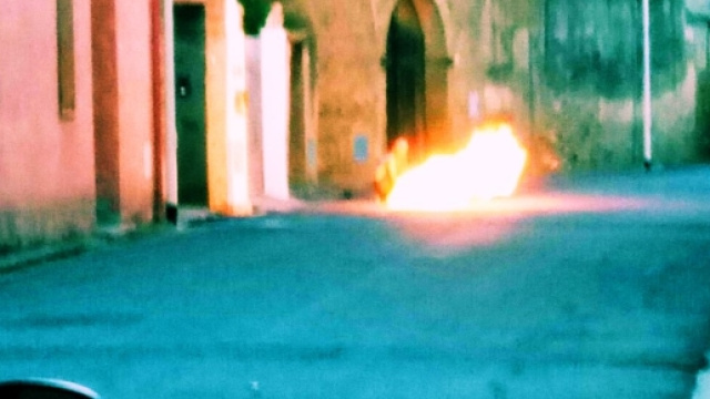 L'uomo armato di fornello a gas ha minacciato i Carabinieri.