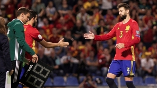 Piqu&eacute; siffl&eacute; puis applaudi lors d'Espagne-Albanie
