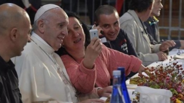 Una foto del pranzo in compagnia di Papa Francesco