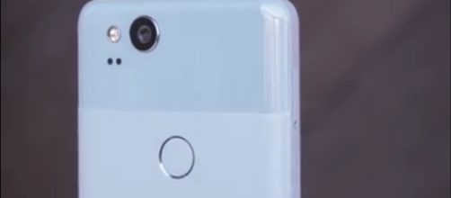 Google copies feature from Apple for Pixel 2--[Image via: The Verge-YouTube screenshot]