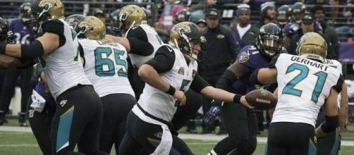 Run the ball and stop the run. Image via Keith Allison/Wikimedia Commons