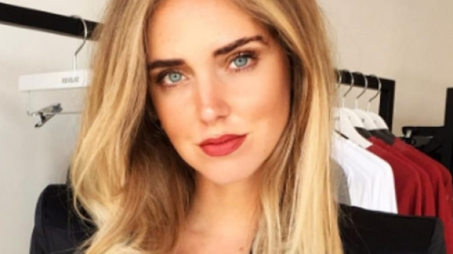 Chiara Ferragni riceve un tapiro da Striscia La Notizia