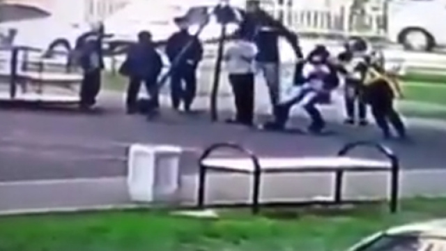 Il figlio viene infastidito dai bulli: la reazione violenta del padre.