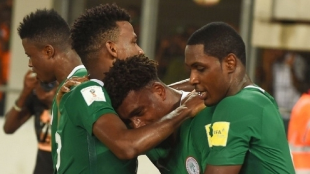 La gioia dei giocatori nigeriani dopo il gol di Iwobi