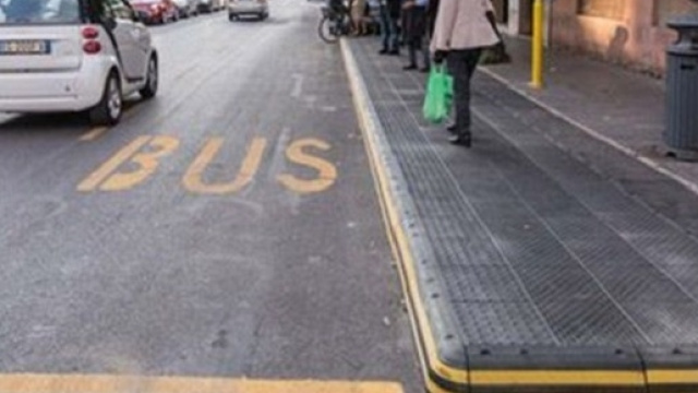 A Roma arrivano le pedane rialzate che agevolano la salita sui mezzi Atac