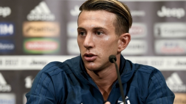 Juventus, Bernardeschi sorride con la sua maglia numero 33 ...