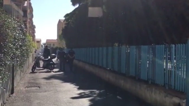 L'esterno dell'edificio scolastico dove un 16enne stamattina si &egrave; lanciato dal 2 piano. Foto: youtube.