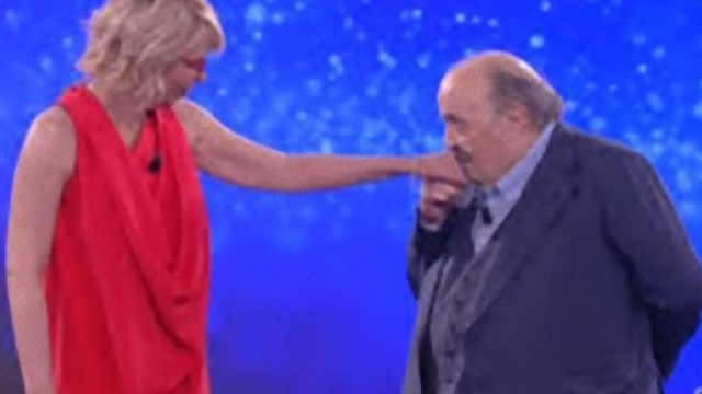 Maurizio Costanzo dimostra il suo amore per Maria De Filippi.