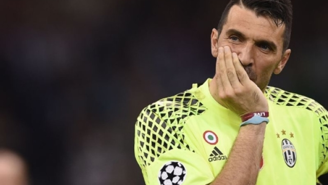 Buffon commovente fa gli auguri alla sua Juventus