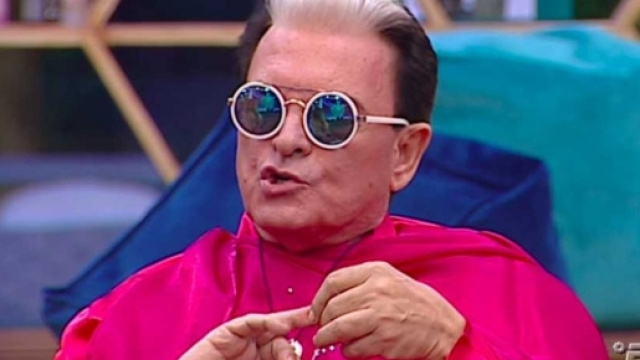 Cecilia scherza e da due schiaffi Malgioglio al GF Vip