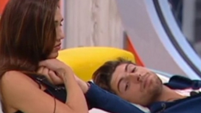 GFVip 2, Cecilia e Ignazio coccole sotto le lenzuola: ecco il video