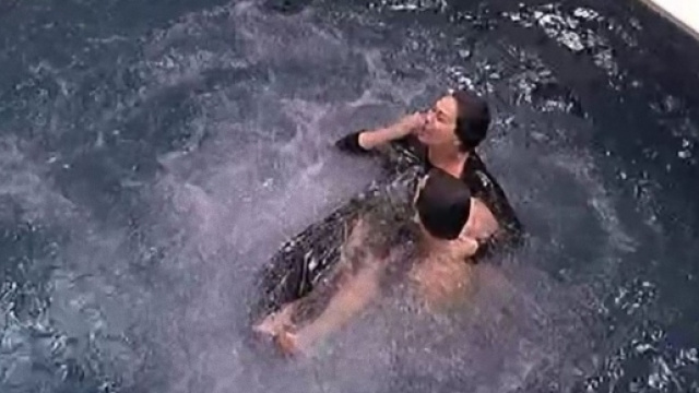 Grande Fratello Vip: Corinne Cl&eacute;ry si toglie il costume in piscina.