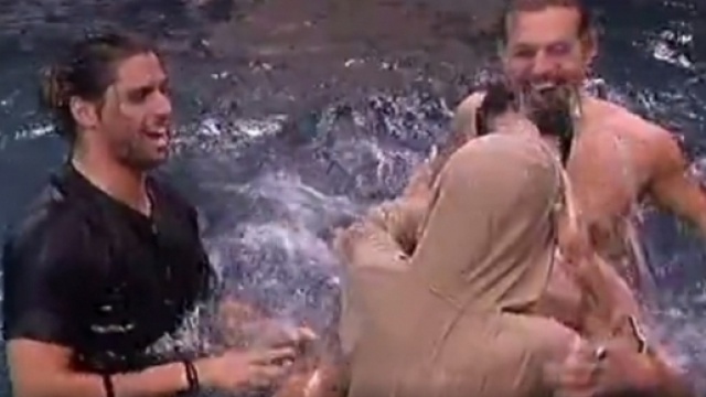 Grande Fratello Vip: scandalo nella notte, Corinne Clery svestita in piscina