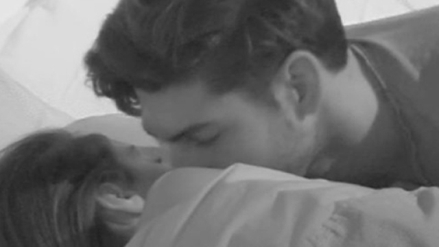 Ignazio Moser si infila nel letto di Cecilia