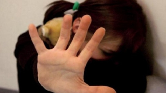 Padre violenta la figlia di otto anni cedendola anche agli amici, ma non andr&agrave; in carcere.