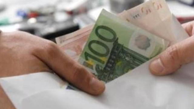 20mila &euro; nei biscotti natalizi per convincere il sindaco: tentativo di corruzione