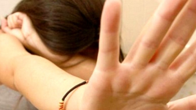 Vittima di violenza criticata da sacerdote.