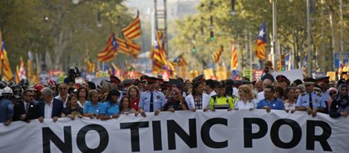 Multitudinaria manifestaci&oacute;n en Barcelona en favor de los ex miembros del Govern encarcelados - lavanguardia.com