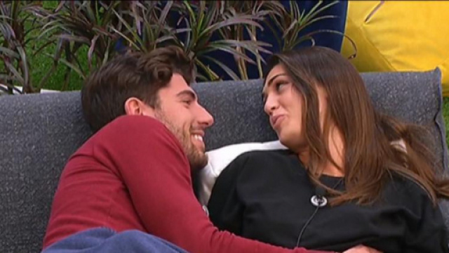 Ignazio Moser e Cecilia Rodriguez innamorati e sorridenti si guardano negli occhi