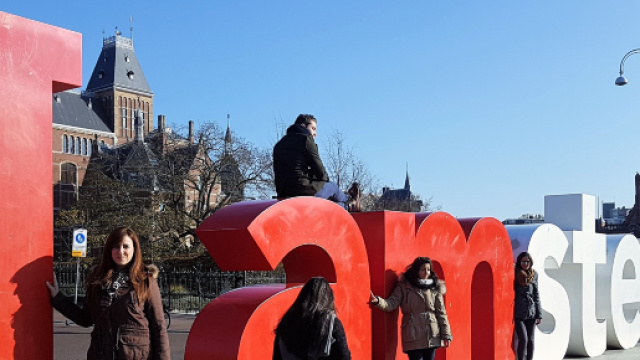 Museumplein, Amsterdam. La piazza dove trovare Van Gogh Museum e Rijksmuseum
