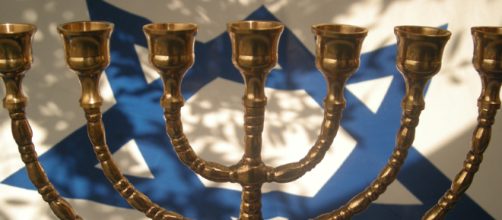 Menor&aacute; y bandera del Estado de Israel